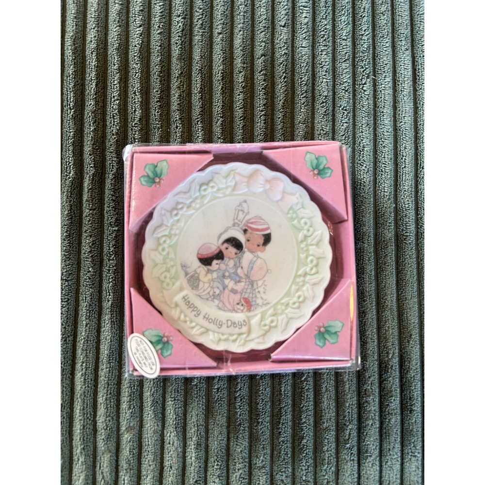 Precious Moments Happy Holly Days Porcelain Mini Plates Set 2‎ with Stands New